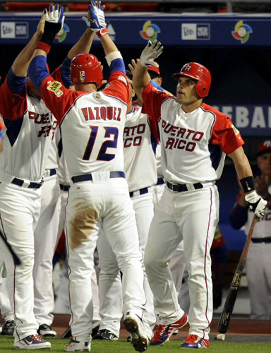 14일(현지시간) 미국 마이애미 돌핀스타디움에서 열린 월드베이스볼클래식(WBC) 2라운드 2조 미국-푸에르토리코 경기에서 푸에르토리코 라몬 바스케스(왼쪽)가 득점에 성공한 후 이반 로드리게스(오른쪽) 등 팀 동료들과 하이파이브를 하고 있다. 