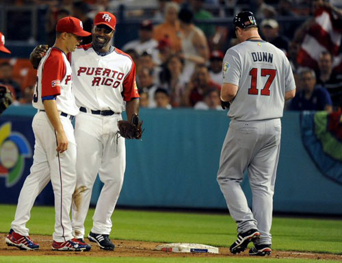 14일(현지시간) 미국 마이애미 돌핀스타디움에서 열린 월드베이스볼클래식(WBC) 2라운드 2조 미국-푸에르토리코 경기에서 푸에르토리코 1루수 카를로스 델가도(가운데)가 내야 땅볼을 친 미국의 아담 던(오른쪽)을 아웃시킨 후 투수 하비에르 바스케스를 격려하고 있다. 