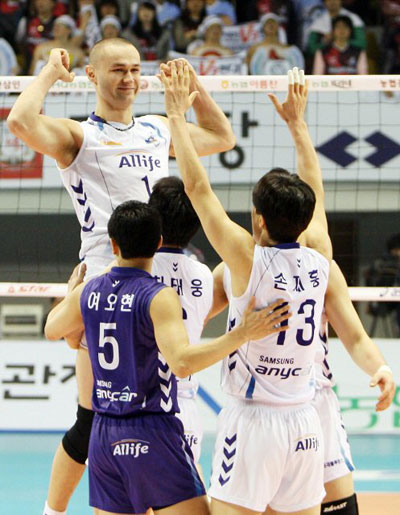 15일 대전 충무체육관에서 벌어진 2008-2009 프로배구 현대캐피탈과 삼성화재의 경기에서 공격을 성공시킨 삼성 안젤코가 동료들과 기쁨을 나누고 있다. 