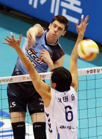 15일 대전 충무체육관에서 벌어진 2008-2009 프로배구 현대캐피탈과 삼성화재의 경기에서 현대 앤더슨이 강력한 스파이크를 시도하고 있다. 