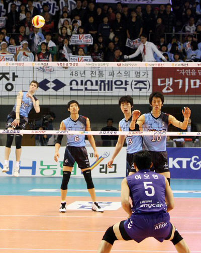 15일 대전 충무체육관에서 벌어진 2008-2009 프로배구 현대캐피탈과 삼성화재의 경기에서 현대 앤더슨이 스파이크 서브를 시도하고 있다. 