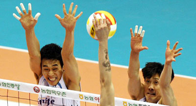 15일 대전 충무체육관에서 벌어진 2008-2009 프로배구 현대캐피탈과 삼성화재의 경기에서 현대 박철우의 강력한 스파이크를 삼성 고희진과 손재홍이 블로킹하고 있다. 
