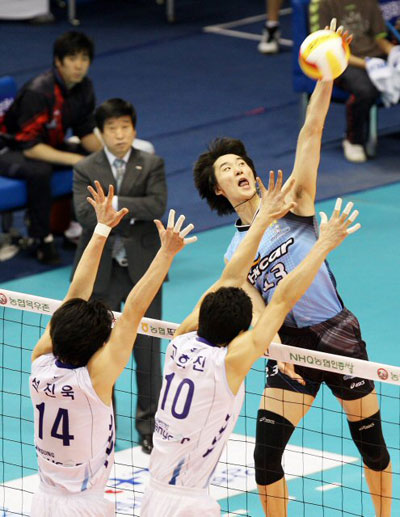 15일 대전 충무체육관에서 벌어진 2008-2009 프로배구 현대캐피탈과 삼성화재의 경기에서 현대 박철우가 강력한 스파이크를 시도하고 있다. 
