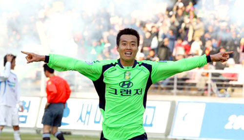 15일 전주월드컵경기장에서 열린 프로축구 전북 현대와 대구 FC의 경기에서 전북 이동국이 두번째 골을 넣은 뒤 기뻐하고 있다. 