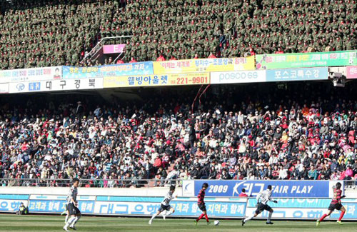 15일 프로축구 K리그 포항스틸러스-경남FC전이 열린 포항구장 관중석을 해병부대원들이 가득 메우고 있다. 