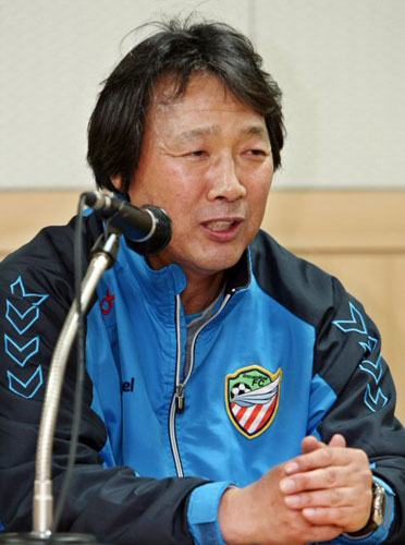 프로축구 경남FC 조광래 감독이 15일 포항구장에서 포항스틸러스와의 경기를 마친 뒤 기자회견을 하고 있다. 