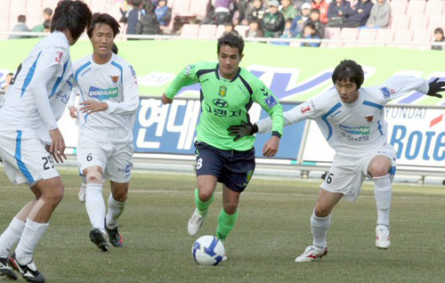 15일 전주월드컵경기장에서 열린 프로축구 전북 현대와 대구 FC의 경기에서 전북 에닝요(왼쪽 세번째)가 대구 수비수 사이로 드리블하고 있다. 