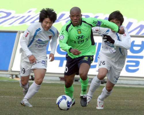 15일 전주월드컵경기장에서 열린 프로축구 전북 현대와 대구 FC의 경기에서 전북 루이스(가운데)가 대구 최종혁(왼쪽)과 이상덕(오른쪽)의 수비를 제치고 드리블하고 있다. 