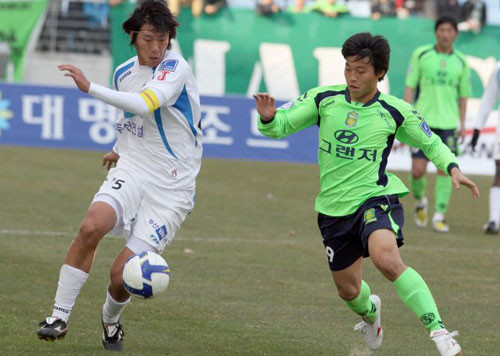  15일 전주월드컵경기장에서 열린 프로축구 전북 현대와 대구 FC의 경기에서 전북 이현승과 대구 윤여산이 볼을 다투고 있다. 
