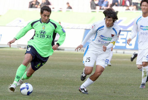 15일 전주월드컵경기장에서 열린 프로축구 전북 현대와 대구 FC의 경기에서 전북 에닝요(왼쪽)가 대구 윤여산의 수비를 피해 드리블하고 있다. 