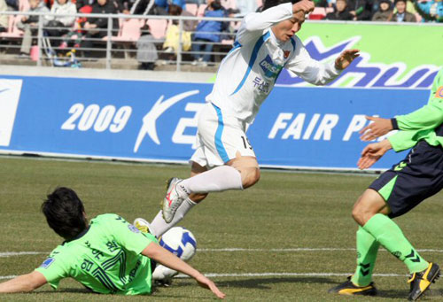 15일 전주월드컵경기장에서 열린 프로축구 전북 현대와 대구 FC의 경기에서 대구 최종혁이 전북 임유환의 수비에 걸려 넘어지고 있다. 