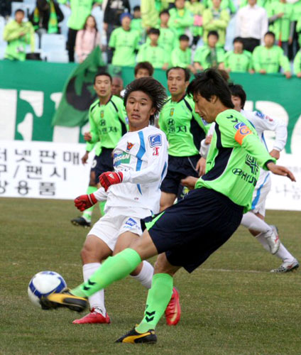 15일 전주월드컵경기장에서 열린 프로축구 전북 현대와 대구 FC의 경기에서 전북의 김상식이 볼을 걷어내고 있다. 