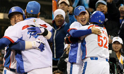 16일(한국시간) 미국 샌디에이고 펫코파크에서 열린 2009 월드베이스볼클래식(WBC) 2라운드 대한민국-멕시코 경기에서 한국 김태균이 4회말 역전 1점홈런을 친 후 팀 동료 봉중근과 포옹을 하고 있다. 