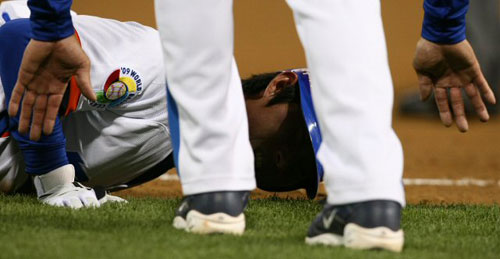 16일(한국시간) 미국 샌디에이고 펫코파크에서 열린 2009 월드베이스볼클래식(WBC) 2라운드 대한민국-멕시코 경기에서 한국 고영민이 7회말 기습 번트를 시도한 후 사력을 다해 1루로 슬라이딩하자 김민호 코치가 세이프라고 알려주고 있다. 