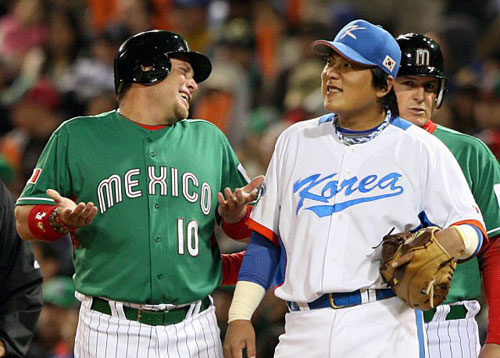 16일(한국시간) 미국 샌디에이고 펫코파크에서 열린 2009 월드베이스볼클래식(WBC) 2라운드 대한민국-멕시코 경기, 한국 프로야구 롯데 자이언츠에서 활약하고 있는 멕시코 카림 가르시아(왼쪽)가 7회초 안타를 친 후 한국 1루수 김태균 곁에서 익살스런 표정을 짓고 있다. 