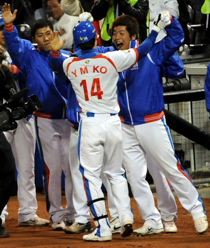 16일(한국시간) 미국 샌디에이고 펫코파크에서 열린 2009 월드베이스볼클래식(WBC) 2라운드 대한민국-멕시코 경기에서 한국 고영민이 5회말 1점 홈런을 친 후 강민호 등 팀 동료들과 함께 기뻐하고 있다. 
