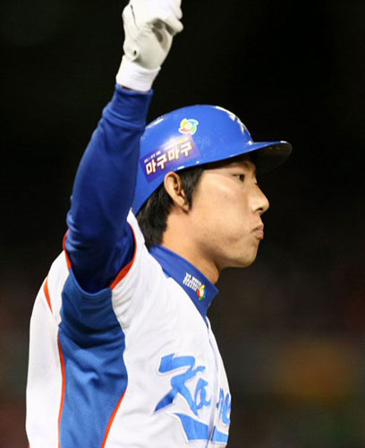 16일 오후(한국시간) 미국 샌디에이고 펫코파크에서 열린 '2009 월드베이스볼클래식' 2라운드 한국과 멕시코의 경기 5회말 1사 상황에서 타석에 들어선 고영민이 팀의 3번째 홈런을 치고 있다. 