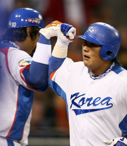 16일 오후(한국시간) 미국 샌디에이고 펫코파크에서 열린 '2009 월드베이스볼클래식' 2라운드 한국과 멕시코의 경기에서 한국의 김태균이 4회말 1사 상황에서 역전 1점홈런을 친 뒤 동료 이대호와 하이파브를 하고 있다. 