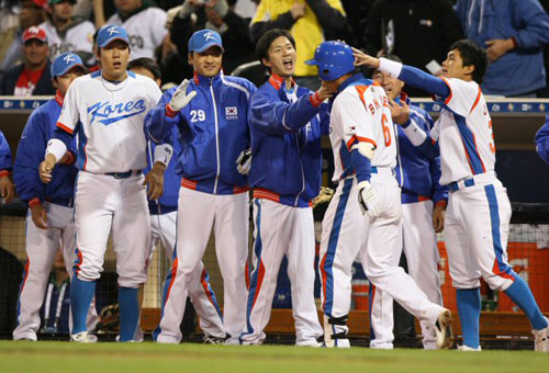 16일(한국시간) 미국 샌디에이고 펫코파크에서 열린 2009 월드베이스볼클래식(WBC) 2라운드 대한민국-멕시코 경기에서 한국 이범호가 2회말 1점 홈런을 친 후 팀 동료들의 축하를 받고 있다. 