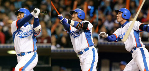 16일 오후(한국시간) 미국 샌디에이고 펫코파크에서 열린 '2009 월드베이스볼클래식' 2라운드 한국과 멕시코의 경기에서 이범호, 김태균 , 고영민(사진 왼쪽부터)이 각각 1점 홈런을 터뜨리고 있다. 