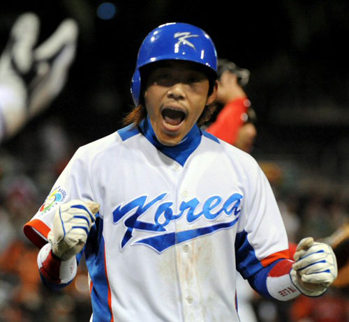 16일(한국시간) 미국 샌디에이고 펫코파크에서 열린 2009 월드베이스볼클래식(WBC) 2라운드 대한민국-멕시코 경기에서 한국 이용규가 상대 2루수 실책으로 득점에 성공한 후 환호하고 있다. 