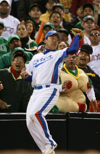  16일 오후(한국시간) 미국 샌디에이고 펫코파크에서 열린 '2009 월드베이스볼클래식' 2라운드 한국과 멕시코의 경기에서 5회초 멕시코의 바라하의 3루 내야플레이를 한국의 이범호가 잡아내고 있다. 