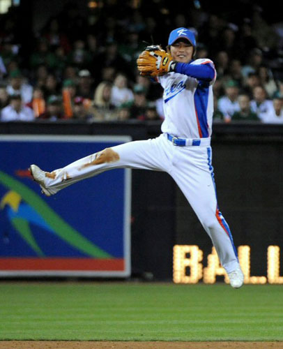 16일(한국시간) 미국 샌디에이고 펫코파크에서 열린 2009 월드베이스볼클래식(WBC) 2라운드 대한민국-멕시코 경기에서  한국 유격수 박기혁이 혼신을 다해 1루로 송구하고 있다. 