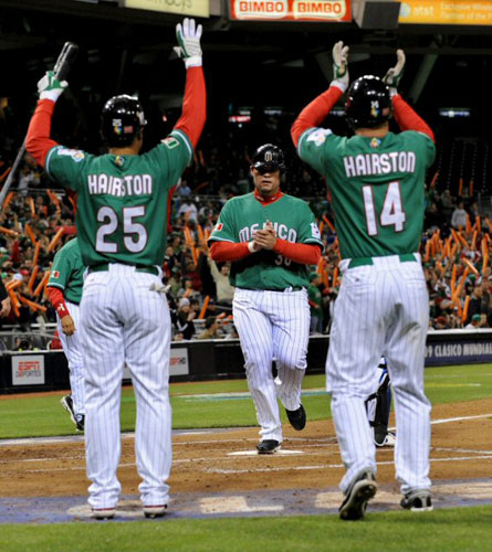 16일(한국시간) 미국 샌디에이고 펫코파크에서 열린 2009 월드베이스볼클래식(WBC) 2라운드 대한민국-멕시코 경기에서 멕시코 호르헤 바스케스(가운데)가 팀 동료들의 축하를 받으며 홈을 밟고 있다. 