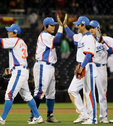 16일(한국시간) 미국 샌디에이고 펫코파크에서 열린 2009 월드베이스볼클래식(WBC) 2라운드 대한민국-멕시코 경기에서 역전 1점 홈런 등 3타점으로 맹활약한 김태균 등 한국 선수들이 멕시코를 8대2로 꺾은 후 하이파이브를 하고 있다. 