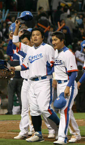 16일(한국시간) 미국 샌디에이고 펫코파크에서 열린 2009 월드베이스볼클래식(WBC) 2라운드 대한민국-멕시코 경기에서 역전 1점 홈런 등 3타점으로 맹활약한 김태균 등 한국 선수들이 멕시코를 8대2로 꺾은 후 교민들을 향해 인사하고 있다. 