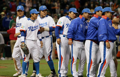 16일(한국시간) 미국 샌디에이고 펫코파크에서 열린 2009 월드베이스볼클래식(WBC) 2라운드 대한민국-멕시코 경기에서 한국 선수들이 멕시코를 8대2로 꺾은 후 기뻐하고 있다. 