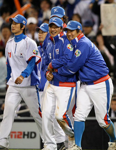 16일(한국시간) 미국 샌디에이고 펫코파크에서 열린 2009 월드베이스볼클래식(WBC) 2라운드 대한민국-멕시코 경기에서 한국 선수들이 멕시코를 8대2로 꺾은 후 기뻐하고 있다. 