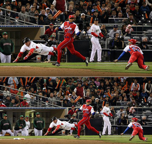 17일(한국시간) 미국 샌디에이고 펫코파크에서 열린 2009 월드베이스볼클래식(WBC) 2라운드 1조 패자부활전 쿠바-멕시코 경기, 한국 프로야구 롯데 자이언츠에서 활약하고 있는 멕시코 카림 가르시아가 4회말 1사 1, 2루 상황에서 내야 땅볼을 친 후 1루로 전력 질주해 슬라이딩을 시도하고 있다. 