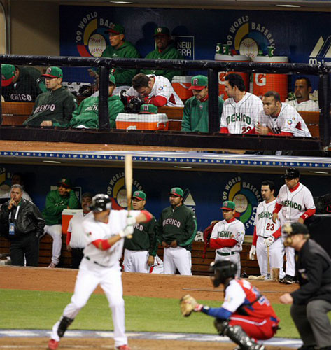 17일(한국시간) 미국 샌디에이고 펫코파크에서 열린 2009 월드베이스볼클래식(WBC) 2라운드 1조 패자부활전 쿠바-멕시코 경기, 멕시코 선수와 코치들이 어두운 표정으로 경기를 지켜보고 있다. 