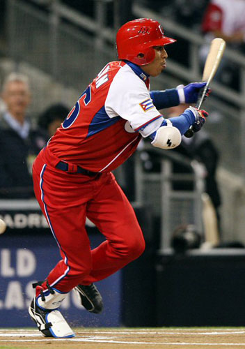 17일(한국시간) 미국 샌디에이고 펫코파크에서 열린 2009 월드베이스볼클래식(WBC) 2라운드 1조 패자부활전 쿠바-멕시코 경기, 쿠바 마틴이 번트를 시도하고 있다. 