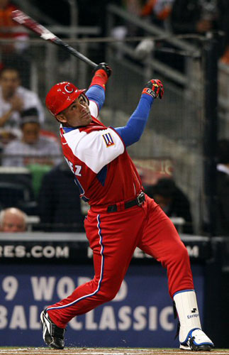 17일(한국시간) 미국 샌디에이고 펫코파크에서 열린 2009 월드베이스볼클래식(WBC) 2라운드 1조 패자부활전 쿠바-멕시코 경기, 쿠바의 엔리케즈가 자신이 친 파울 타구를 바라보고 있다. 