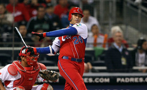 17일(한국시간) 미국 샌디에이고 펫코파크에서 열린 2009 월드베이스볼클래식(WBC) 2라운드 1조 패자부활전 쿠바-멕시코 경기, 쿠바의 4번 타자 세페다(오른쪽)가 힘찬 타격을 하고 있다. 