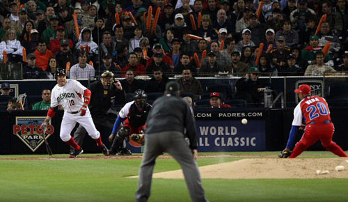 17일(한국시간) 미국 샌디에이고 펫코파크에서 열린 2009 월드베이스볼클래식(WBC) 2라운드 1조 패자부활전 쿠바-멕시코 경기에서 한국 프로야구 롯데 자이언츠에서 활약하고 있는 멕시코의 카림 가르시아가 4회말 1사  1, 2루 상황에서 타격을 하고 있다. 