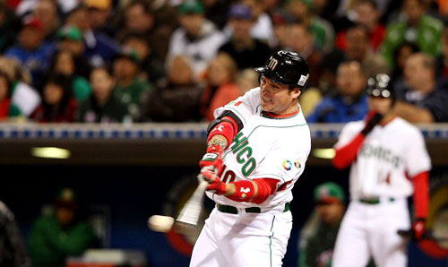 17일(한국시간) 미국 샌디에이고 펫코파크에서 열린 2009 월드베이스볼클래식(WBC) 2라운드 1조 패자부활전 쿠바-멕시코 경기, 한국 프로야구 롯데 자이언츠에서 활약하고 있는 멕시코 카림 가르시아가 힘찬 타격을 하고 있다. 