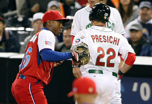 17일(한국시간) 미국 샌디에이고 펫코파크에서 열린 2009 월드베이스볼클래식(WBC) 2라운드 1조 패자부활전 쿠바-멕시코 경기, 3회 멕시코의 프레시츠가 내야땅볼로 1루에서 아웃되고 있다. 