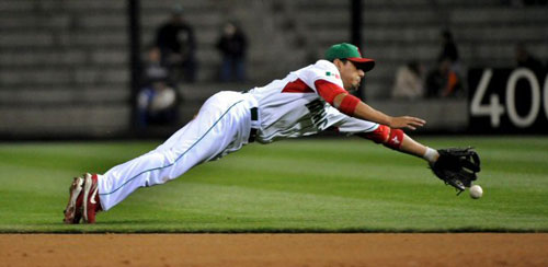 17일(한국시간) 미국 샌디에이고 펫코파크에서 열린 2009 월드베이스볼클래식(WBC) 2라운드 1조 패자부활전 쿠바-멕시코 경기, 멕시코 2루수 프레디 산도발이 몸을 날려 타구를 잡으려 하고 있다. 