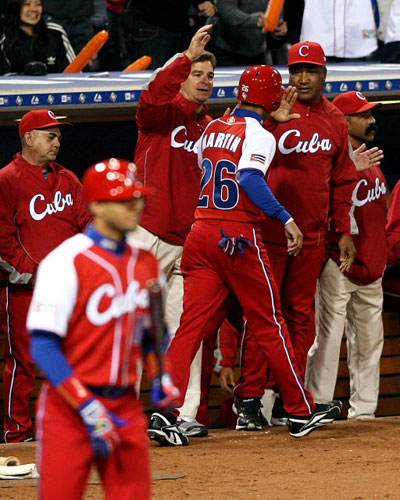 17일(한국시간) 미국 샌디에이고 펫코파크에서 열린 2009 월드베이스볼클래식(WBC) 2라운드 1조 패자부활전 쿠바-멕시코 경기, 3회초 쿠바의 마틴이 추가점을 올리자 동료들이 축하해주고 있다. 