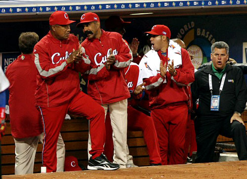 17일(한국시간) 미국 샌디에이고 펫코파크에서 열린 2009 월드베이스볼클래식(WBC) 2라운드 1조 패자부활전 쿠바-멕시코 경기, 쿠바가 선취점을 올리자 선수들이 기뻐하고 있다 