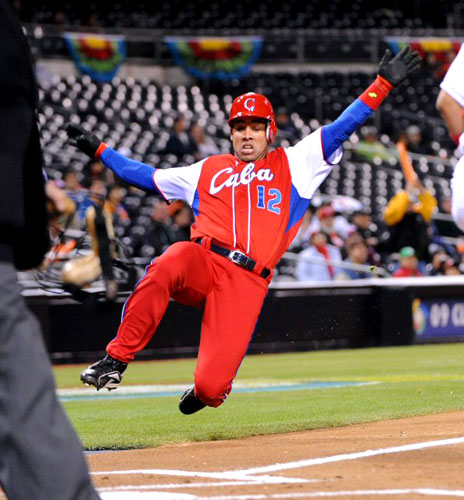 17일(한국시간) 미국 샌디에이고 펫코파크에서 열린 2009 월드베이스볼클래식(WBC) 2라운드 1조 패자부활전 쿠바-멕시코 경기, 쿠바 지명 타자 미첼 엔리케즈가 1회초 홈으로 뛰어들어 득점하고 있다. 