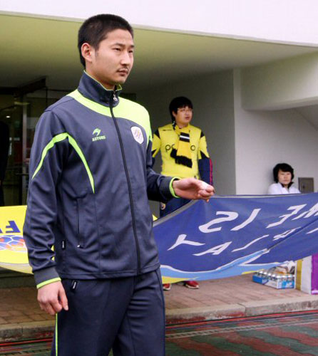   그라운드에서 판정에 불만을 품고 부적절한 행위로 중징계를 받은 프로축구 전남 드래곤즈 이천수가 21일 전남 광양전용구장에서 벌어진 인천 유나이티드와 홈 경기에 앞서 국제축구연맹(FIFA) 페어플레이 깃발을 들고 입장하고 있다. 
<br>이천수는 지난 7일 FC서울과 경기 때 오프사이드 판정에 불만을 품고 해당 부심을 향해 `주먹 감자' 세리머니와 `총쏘기' 시늉을 해 6경기 출장 정지와 사회봉사 명령을 받았다. 