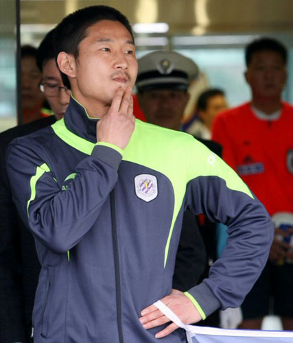   그라운드에서 판정에 불만을 품고 부적절한 행위로 중징계를 받은 프로축구 전남 드래곤즈 이천수가 21일 전남 광양전용구장에서 벌어진 인천 유나이티드와 홈 경기에 앞서 국제축구연맹(FIFA) 페어플레이 깃발을 들고 입장하기 앞서 생각에 잠겨 있다. 