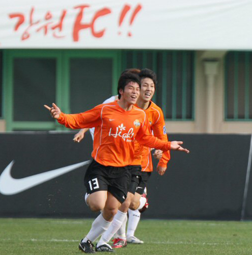   21일 강릉종합경기장에서 열린 k리그 강원FC와 부산 아이파크와의 경기에서 동점골을 넣은 강원의 윤준하가 기뻐하고 있다. 
 