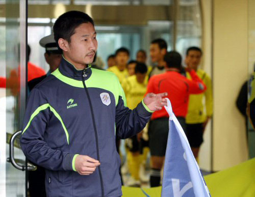  그라운드에서 판정에 불만을 품고 부적절한 행위로 중징계를 받은 프로축구 전남 드래곤즈 이천수가 21일 전남 광양전용구장에서 벌어진 인천 유나이티드와 홈 경기에 앞서 국제축구연맹(FIFA) 페어플레이 깃발을 들고 입장 순서를 기다리고 있다. 