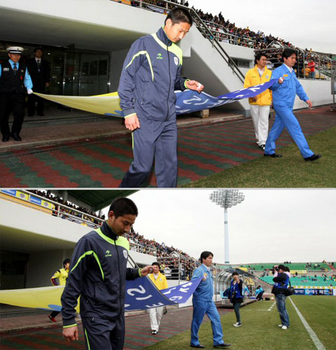   그라운드에서 판정에 불만을 품고 부적절한 행위로 중징계를 받은 프로축구 전남 드래곤즈 이천수가 21일 전남 광양전용구장에서 벌어진 인천 유나이티드와 홈 경기에 앞서 국제축구연맹(FIFA) 페어플레이 깃발을 들고 입장하고 있다. 