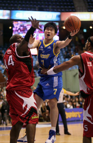 29일 오후 서울 잠실실내체육관에서 열린 2008-2009 프로농구 6강 플레이오프 2차전 서울 삼성-창원 LG 경기, 삼성 강혁(가운데)이 LG 존슨(왼쪽)과 크럼프의 수비를 뚫고 슛을 시도하고 있다. 